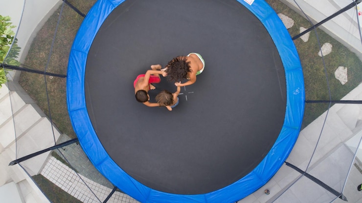 Foto niños jugando juntos en el trampolín vista aérea