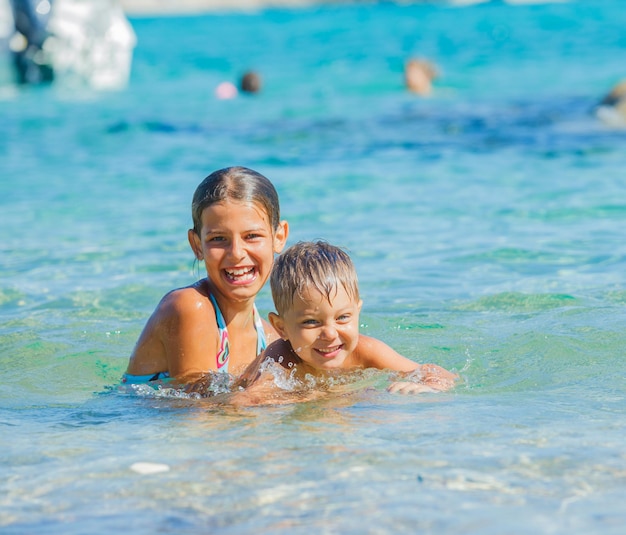 Niños jugando en el mar