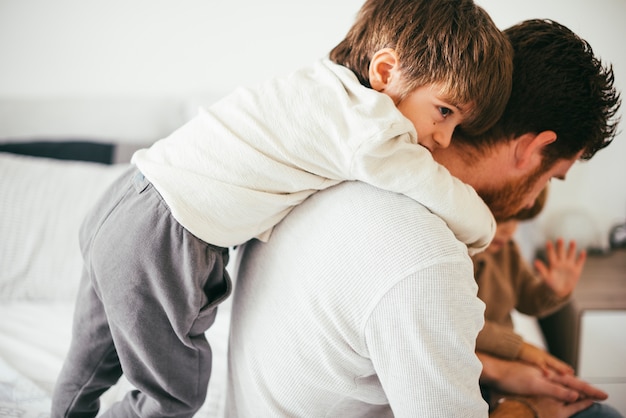 Niños jugando con el padre