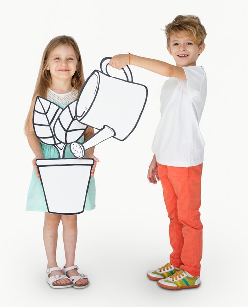 Niños jugando con papel artesanal maceta y regadera