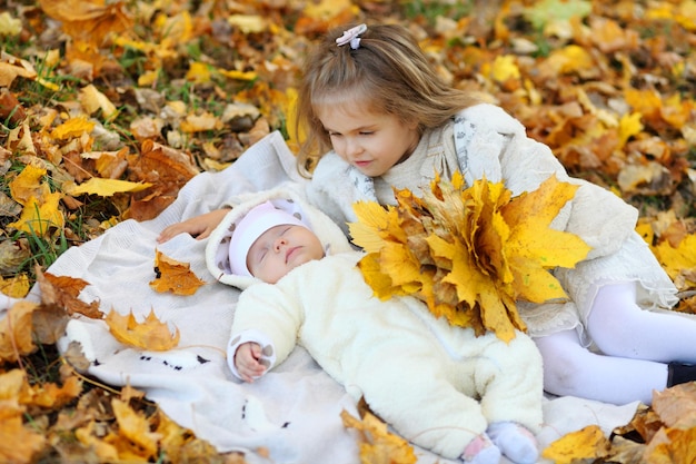 Niños jugando en el parque de otoño