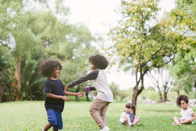 Niños jugando en el parque