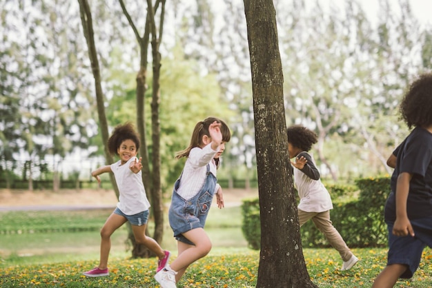 Foto niños jugando en el parque