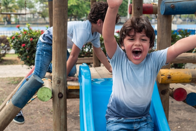 Foto niños jugando en el parque.