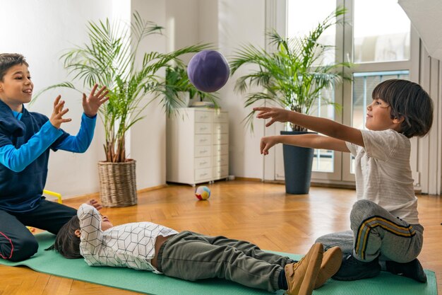 Foto niños jugando con pelota en el interior