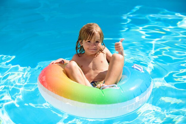 Niños jugando en la piscina con anillo flotante