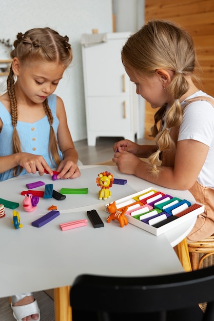 Foto niños jugando con plastilina