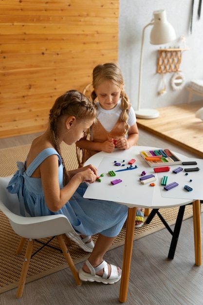 Foto niños jugando con plastilina