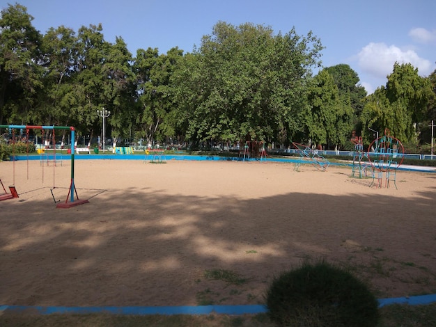 Foto niños jugando en la playa contra el cielo