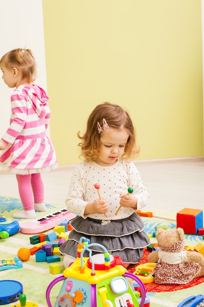 Niños jugando en la sala de juegos. Los niños fantasean que son músicos