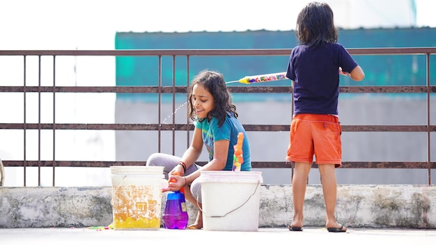 Niños jugando santo con su hermana y disfrutando