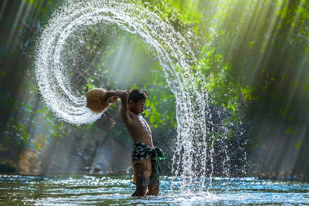 Foto niños jugando splash en el río.