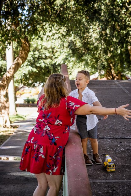 niños jugando con su madre al aire libre en un parque