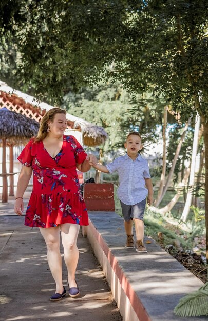 niños jugando con su madre al aire libre en un parque