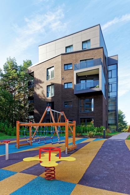 Niños jugando en el terreno Complejo arquitectónico moderno de edificios residenciales de apartamentos. E instalaciones al aire libre.