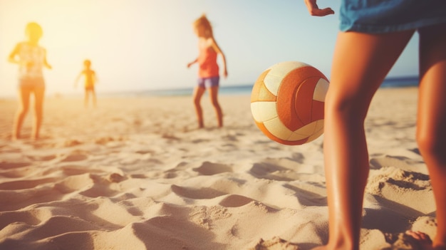 Niños jugando voleibol a la orilla del mar.