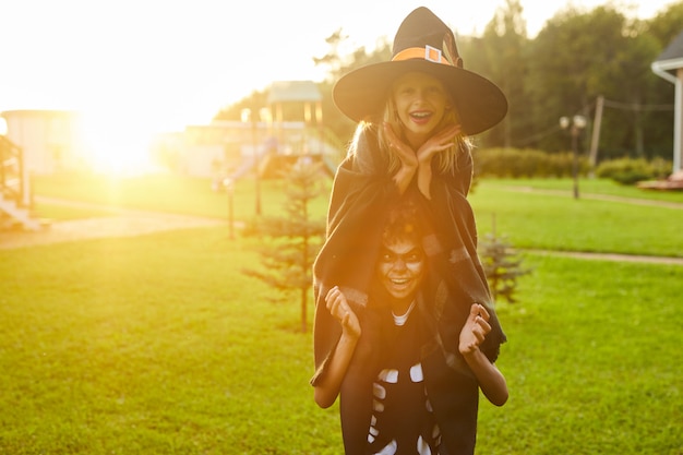 Niños juguetones en Halloween