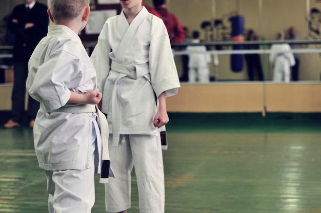 Foto niños de karate entrenamiento y examen en karate.