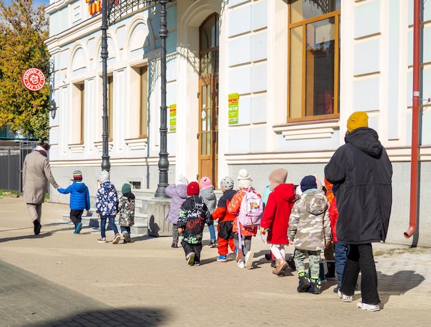 Los niños de kindergarten son dirigidos por consejeros.