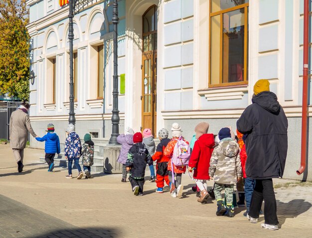 Los niños de kindergarten son dirigidos por consejeros.