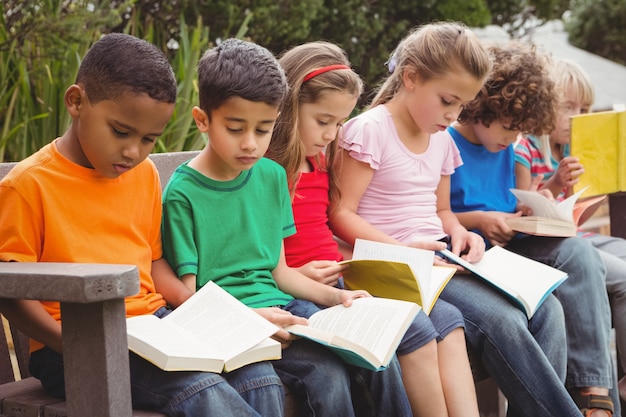 Niños leyendo libros juntos