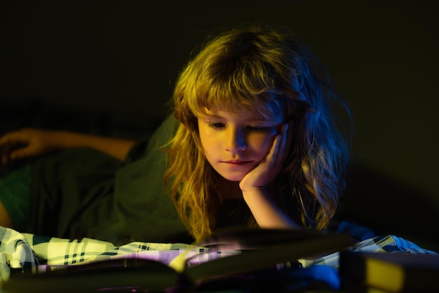 Niños leyendo libros Niños a la hora de acostarse niño leyendo un libro en la cama Desarrollo de la imaginación de los niños