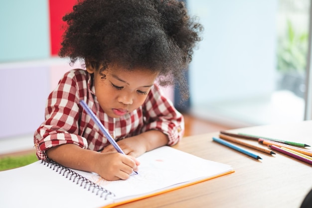 Niños lindos africanos que estudian en casa concepto de educación para niños