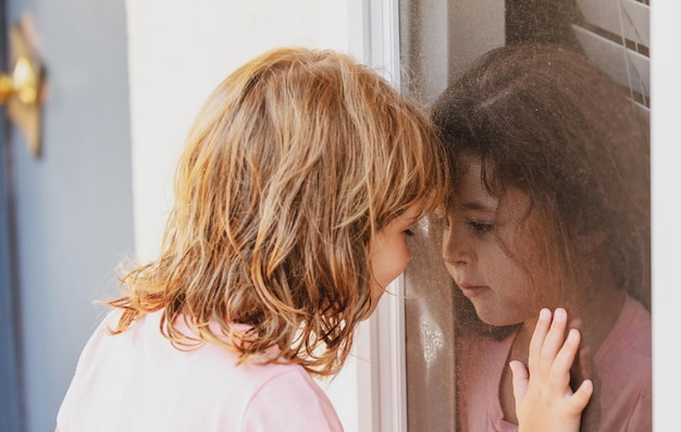 Niños lindos enamorados niño encantador pareja niña con niño