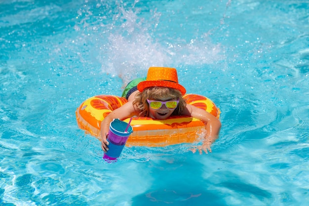 Niños lindos se enfrentan a niños en la piscina en el día de verano niños jugando en la piscina vacaciones para niños y vacaciones