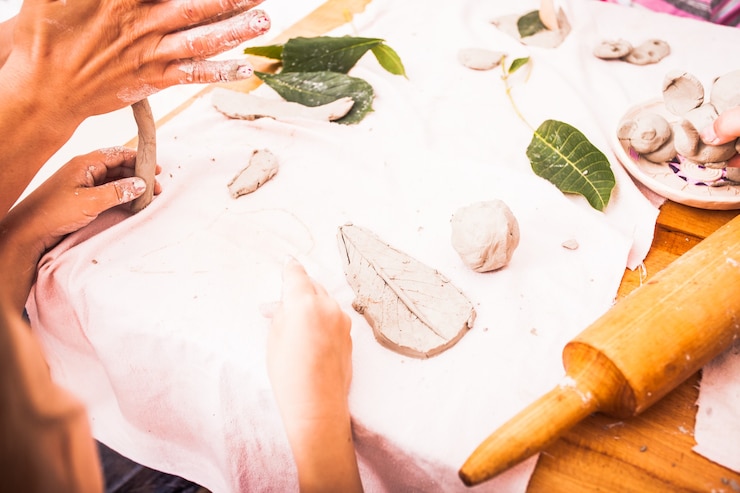 Foto niños lindos esculpen algo de plastilina gris en el jardín de infantes