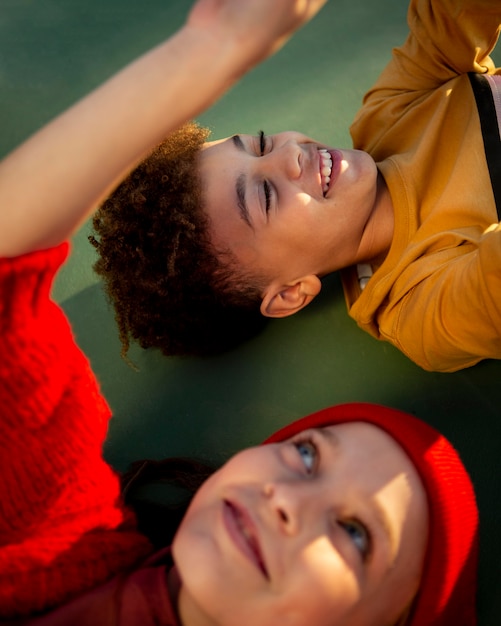 Foto niños lindos pasando tiempo juntos