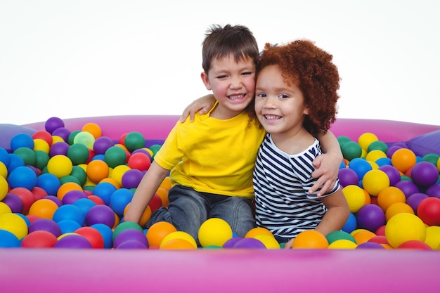 Niños lindos en piscina de bolas