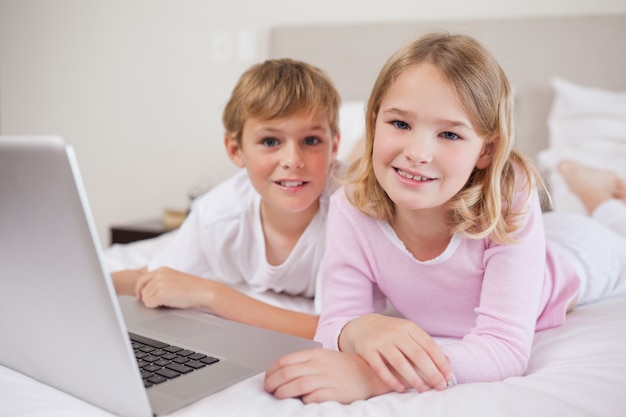 Niños lindos que usan un cuaderno