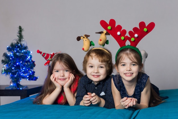 Niños lindos en trajes de Navidad