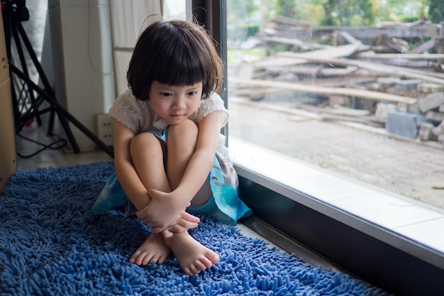 Niños llorando, niña triste, niño infeliz