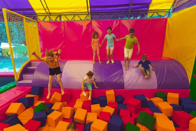 Los niños se lo pasan en grande juntos en el parque de trampolines