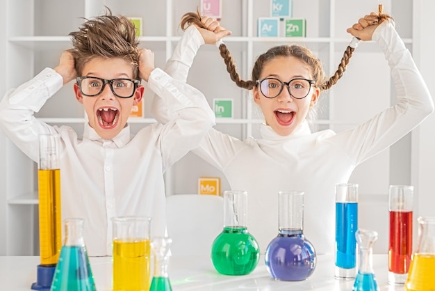 Niños locos trabajando en laboratorio de química