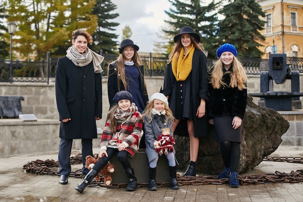 Los niños con maletas viajan, retro otoño primavera ropa.