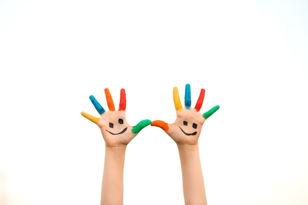 Los niños de la mano en pintura colorida con sonrisa aislado en blanco