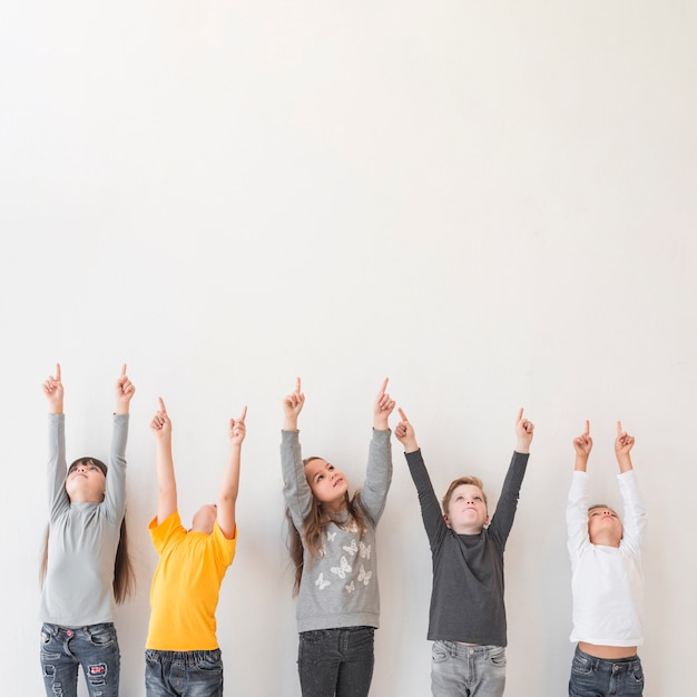 Foto niños con las manos en alto