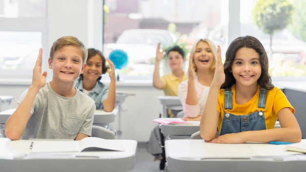 Foto niños con manos levantadas