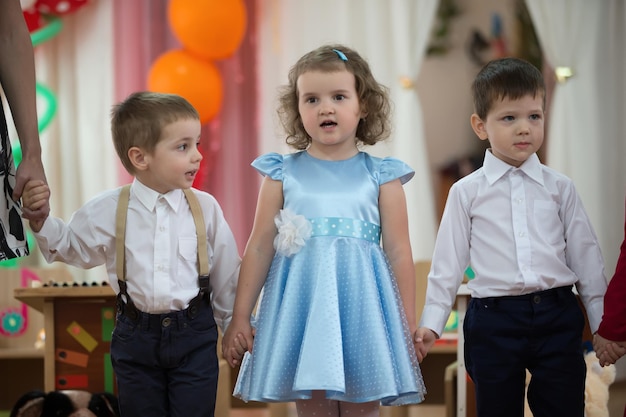 Niños en una matiné en kindergarten.