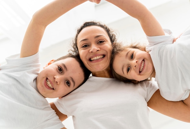 Foto niños y mujer sonriente de primer plano