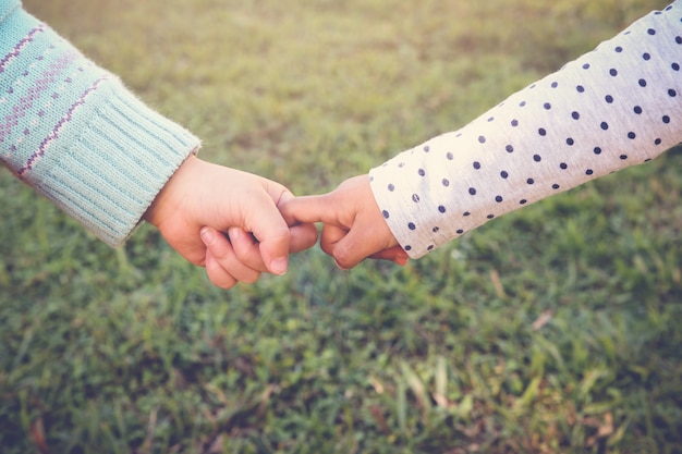 Niños multiétnicos cogidos de la mano por la paz, la diversidad, el concepto de amistad