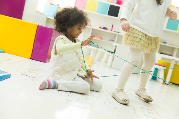 Niños multirraciales jugando en la sala de juegos.