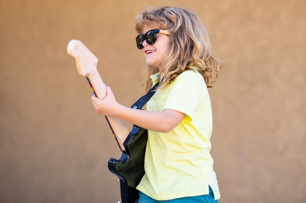 Niños de música Boy guitarrista Retrato de niño de 6 años