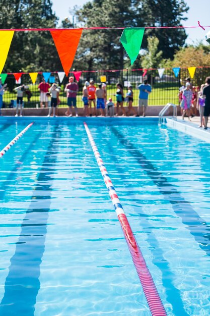 Los niños nadan en la piscina al aire libre durante el verano.