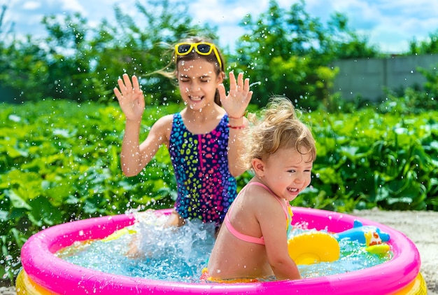 Los niños nadan en la piscina Enfoque selectivo