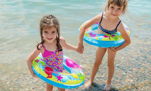 Niños nadando en el lago.