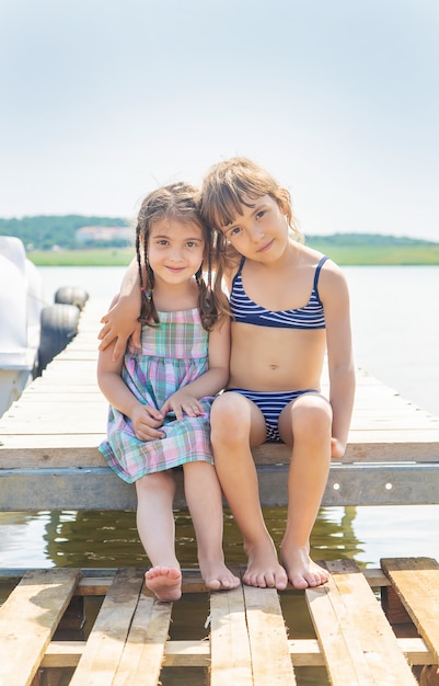 Niños nadando en el lago.